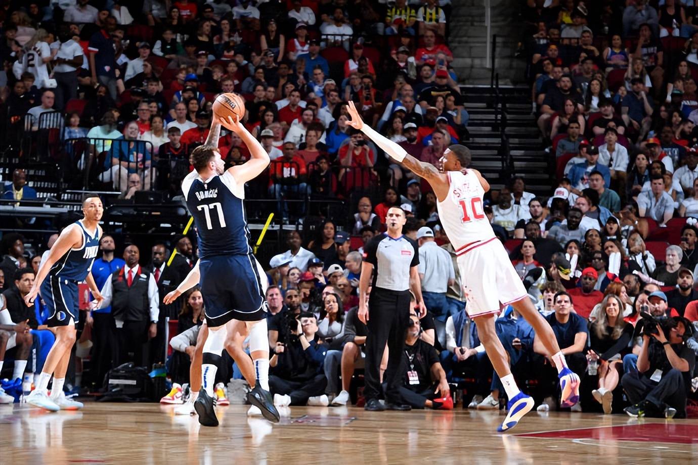 开云app-莱万多夫斯基重要时刻反败为胜，独行侠带队取胜！-开云app