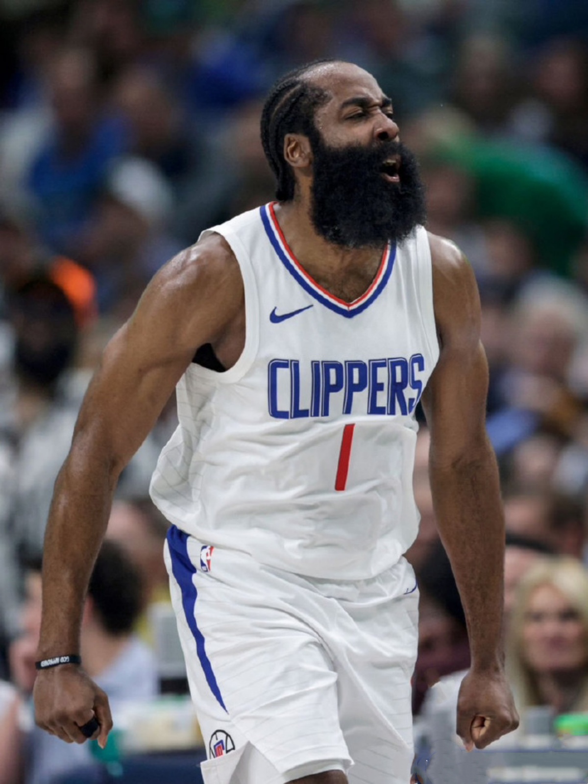 开云官网-哈登重返赛场，重要助攻首场状态出色，日本队观众沸腾！-开云官网